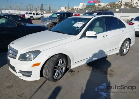 2013 Mercedes-Benz C 250 Sport z USA, uszkodzony, nr VIN WDDGF4HB6DG017592